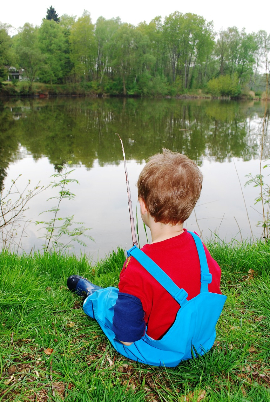 pêche en camping près de rivière 